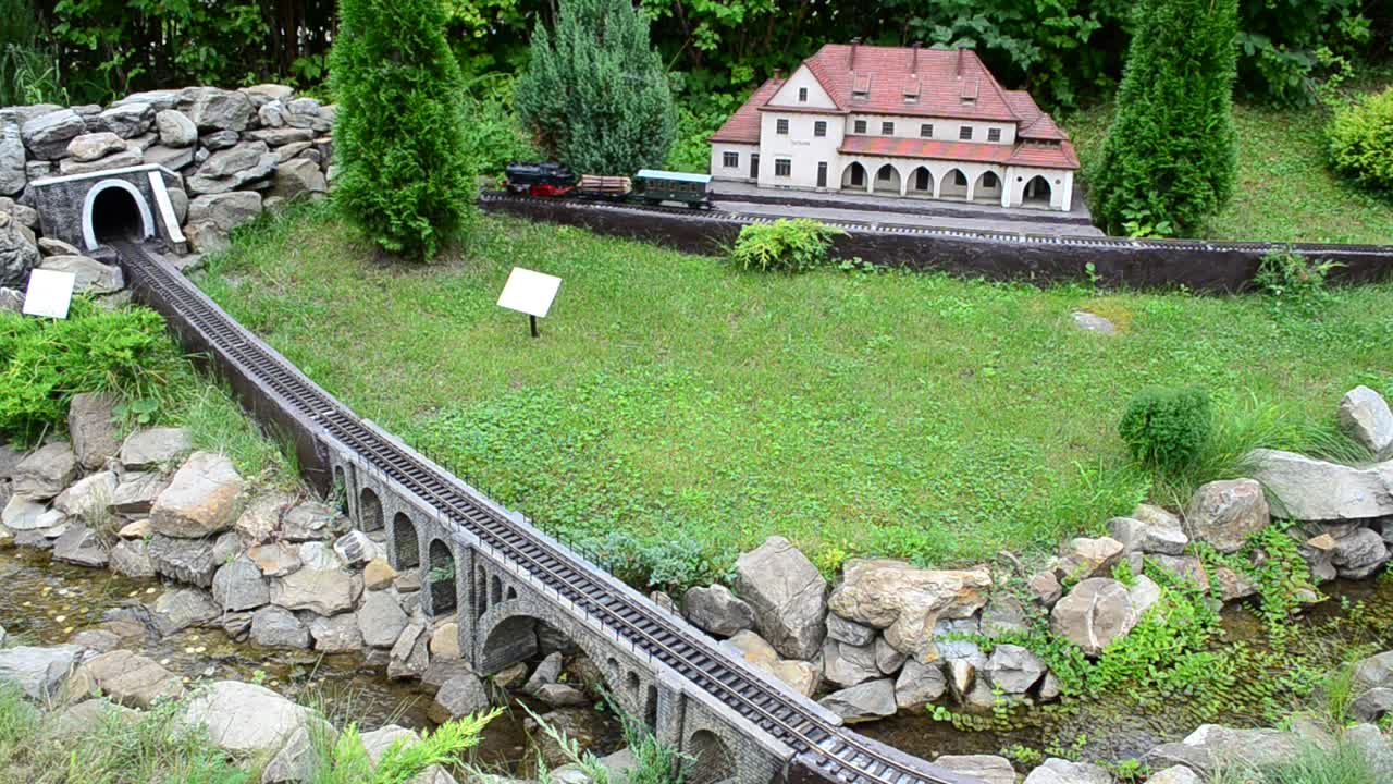 鉄道模型と機関車。「ミニチュアのカルパティア山脈」公園博物館、ウクライナのヤレムチェ市にて