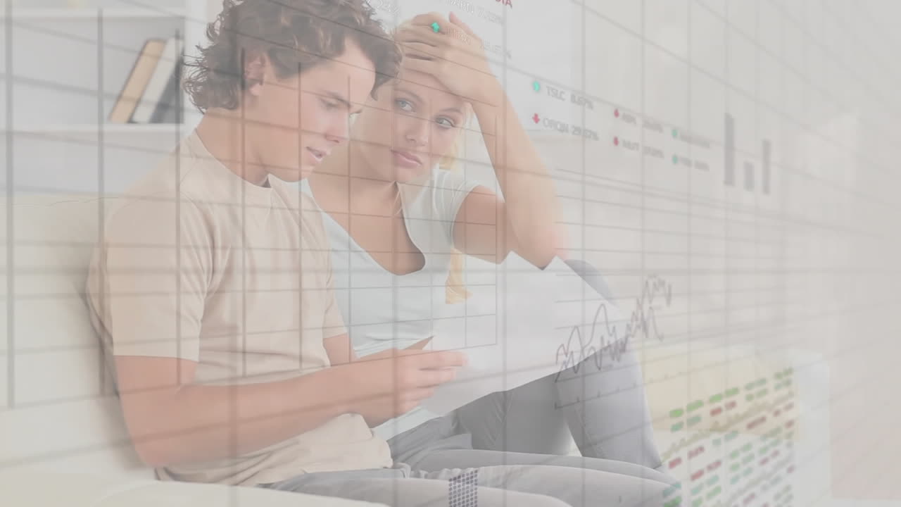 animación del procesamiento de datos financieros sobre documentos de comprobación de la pareja caucásica