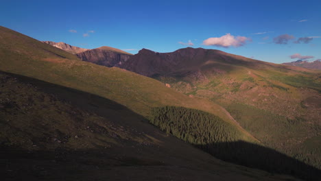 Filmische-Luftdrohne-Morgensonnenaufgang-Denver-Chicago-Lakes-Mount-Evans-14er-Front-Range-Foothills-Rocky-Mountains-I70-Idaho-Springs-Evergreen-Squaw-Pass-Echo-Bergsee-Mondaufgang-Vorwärtsbewegung