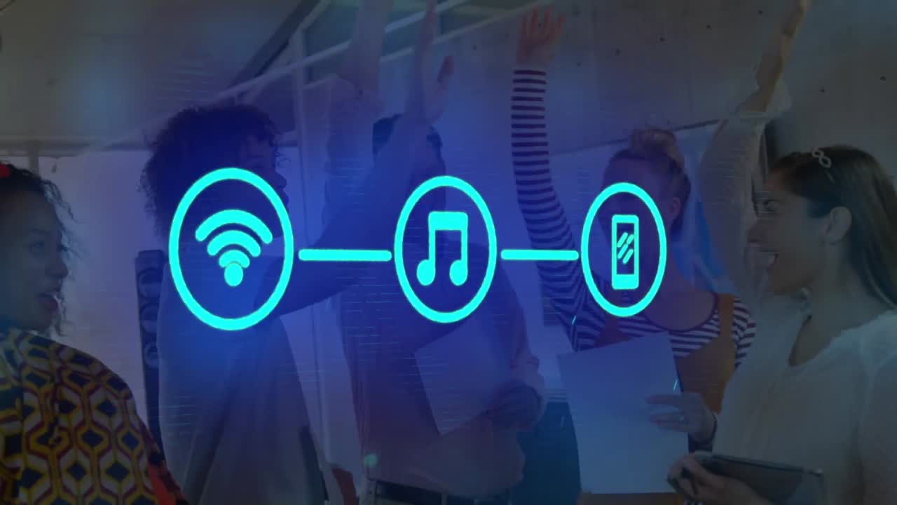 animación de la red de conexiones con iconos sobre sonrientes colegas de negocios apilando las manos