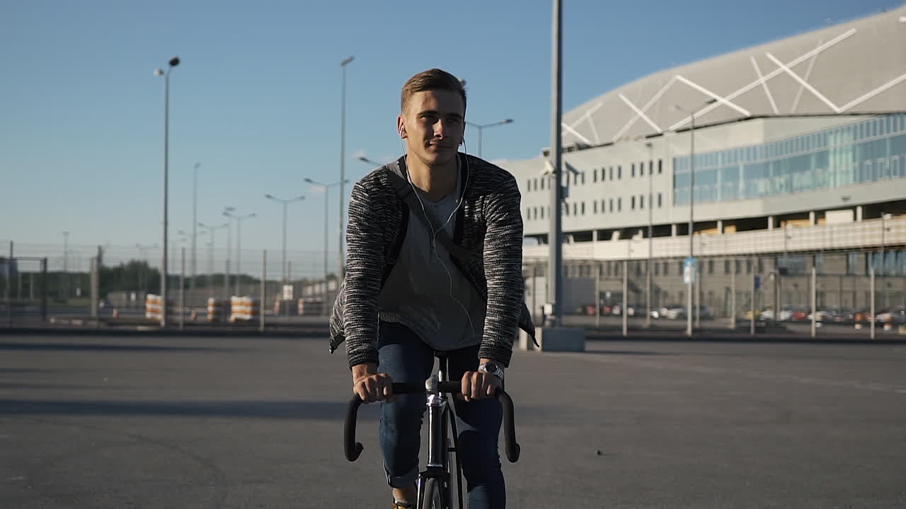 Mann som sykler i urbane omgivelser