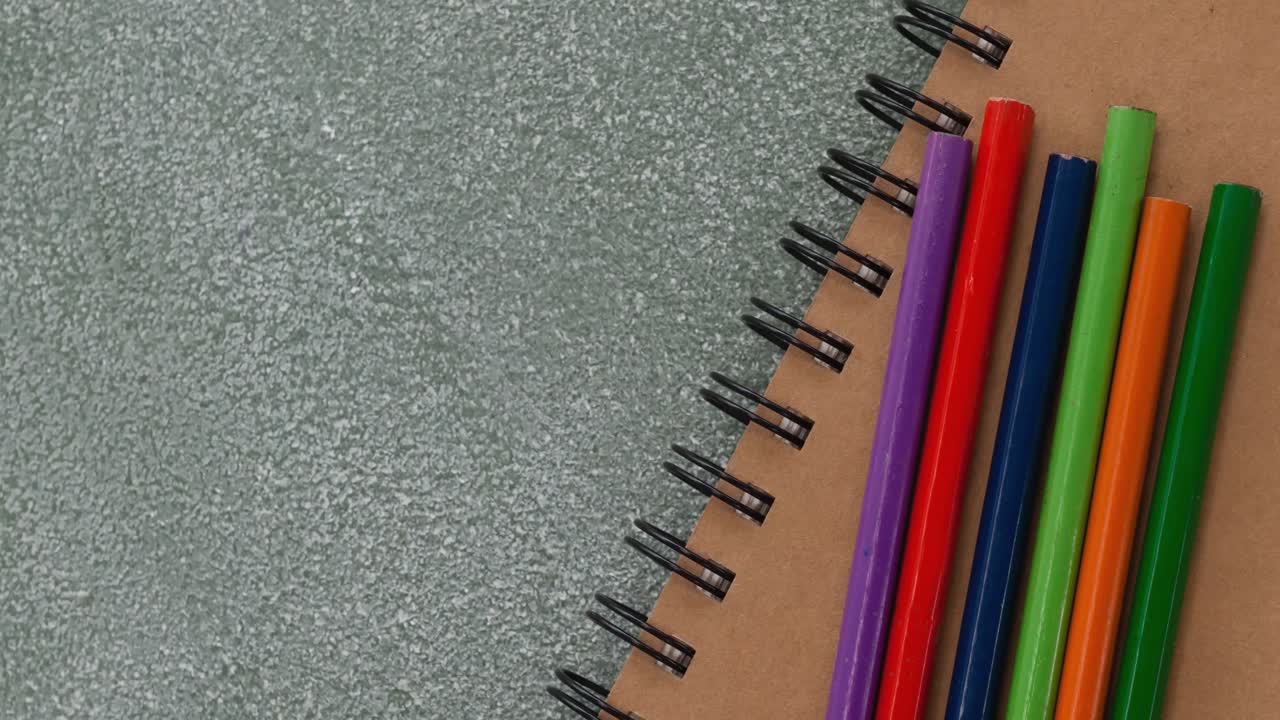 테이블 위에 있는 컬러 연필과 드로잉 패드의 애니메이션