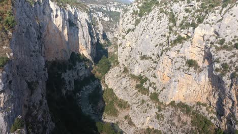 Atemberaubende-Kamerafahrt-Aus-Der-Luft-Einer-Großen-Schlucht-In-Frankreich