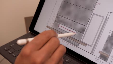 una persona que trabaja en un proyecto de arquitectura en su tableta