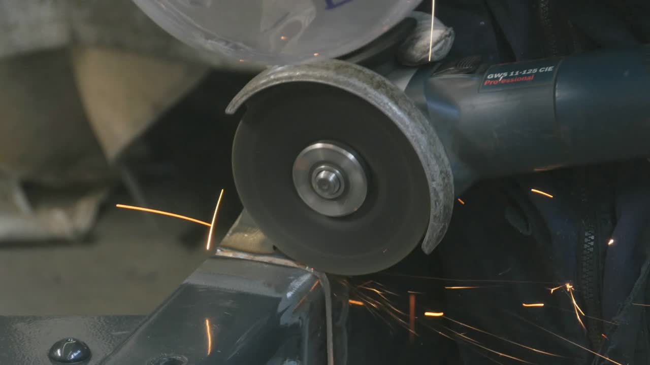 molino angular de superficies metálicas de mano