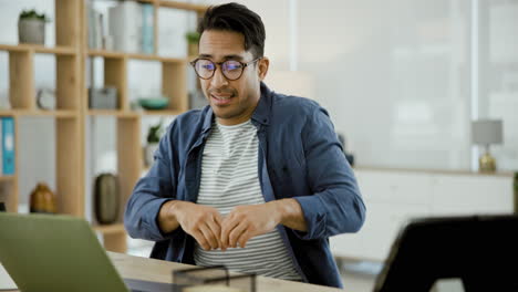 hombre trabajando en una computadora portátil en la oficina