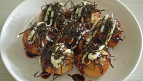 albóndigas de bola takoyaki o bolas de pulpo - estilo de comida japonesa