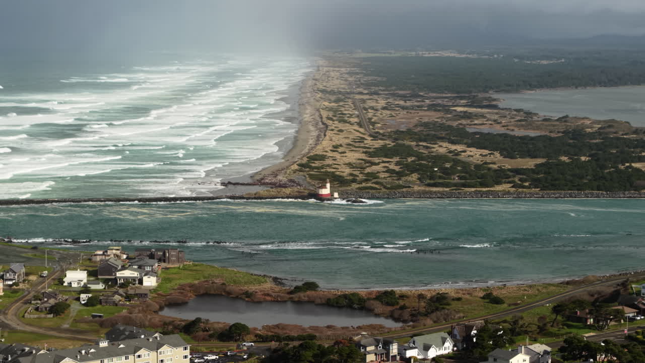 Luftfoto av Bandon Oregon Coast fyr under en kystregnstorm. Klimaendringer i USA
