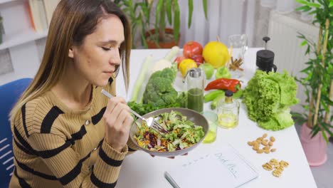 la mujer que decide vivir saludable come frutas y verduras.