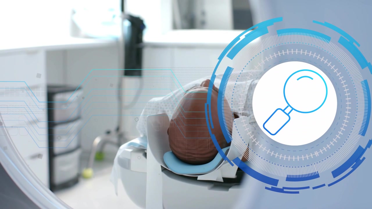 Mandlig patient liggende på ryggen, mens scanneren påbegynder hovedscanning, HUD-overlay justeres, analyserer hjerne