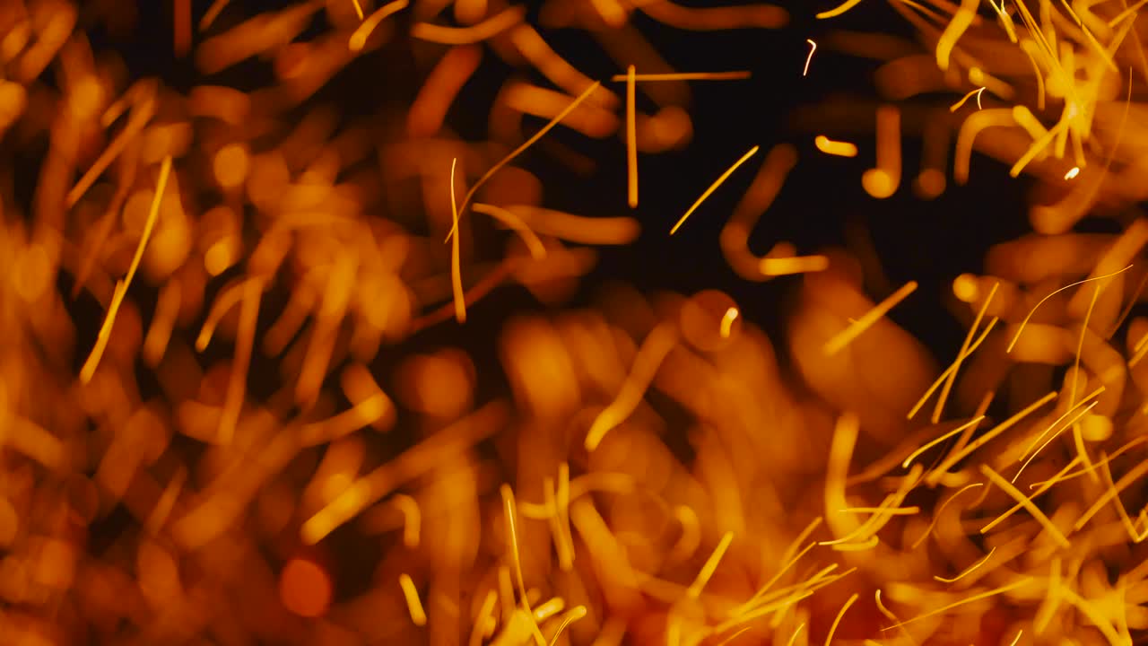 llamas de fuego y chispas aisladas en negro, cámara de cine en 4k macro