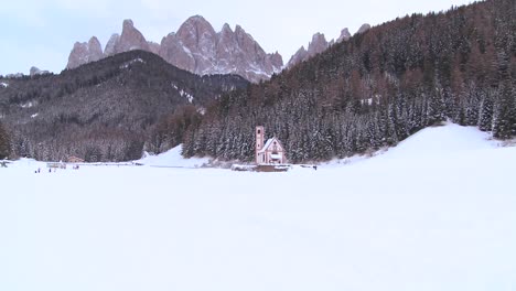 People-go-sledding-in-the-Swiss-Alps-1