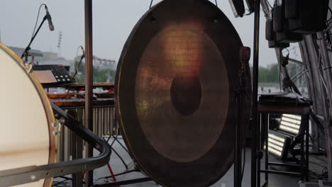 actuación de gong en un concierto al aire libre