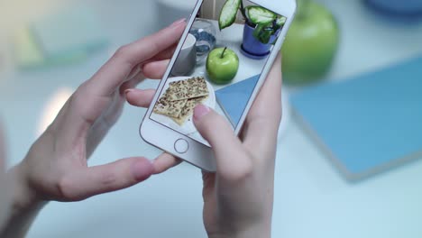 concepto de comida de instagram. mujer tomando video móvil de manzana verde
