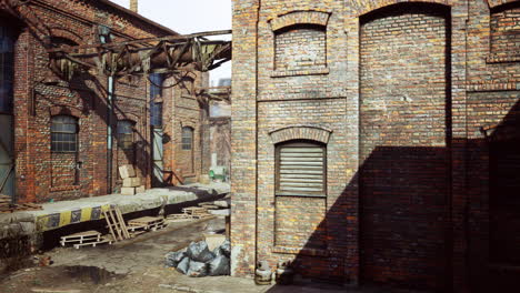edificios industriales abandonados cerrados con tablas