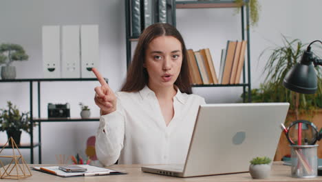 Mujer-De-Negocios-Que-Trabaja-En-Una-Computadora-Portátil-Sacude-El-Dedo-Diciendo-No,-Tenga-Cuidado,-Dando-Consejos-Para-Evitar-Errores