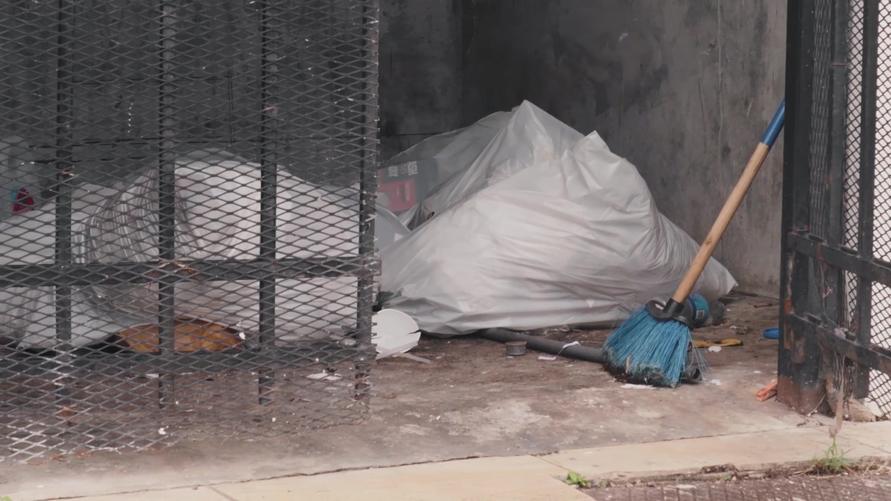 Vídeo 4K de um compartimento tipo cela onde o lixo da cidade é armazenado. Conceitos de armazenamento e desperdício da vida urbana