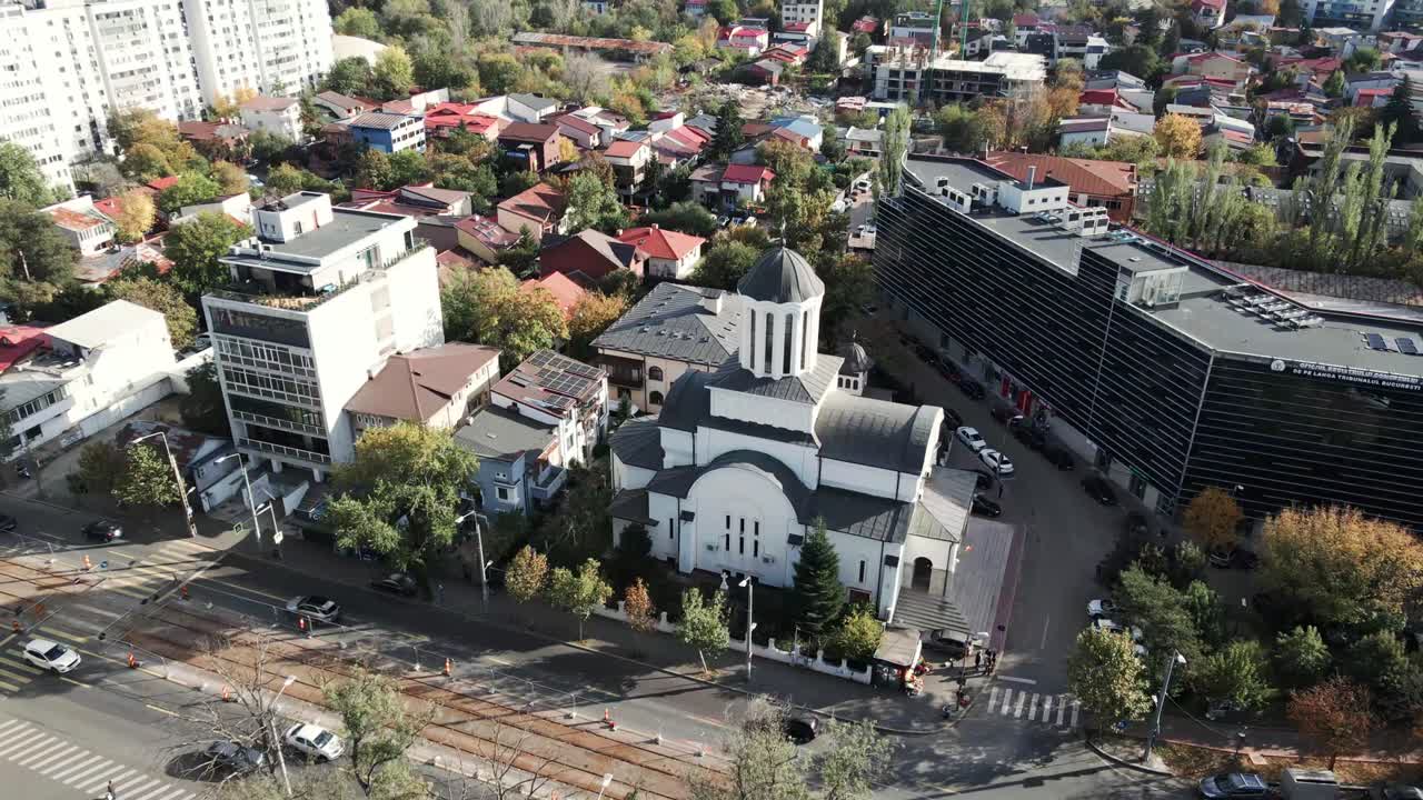 Droneflyfoto av en kirke i Bucuresti, som fanger dens arkitektoniske detaljer og omgivelser