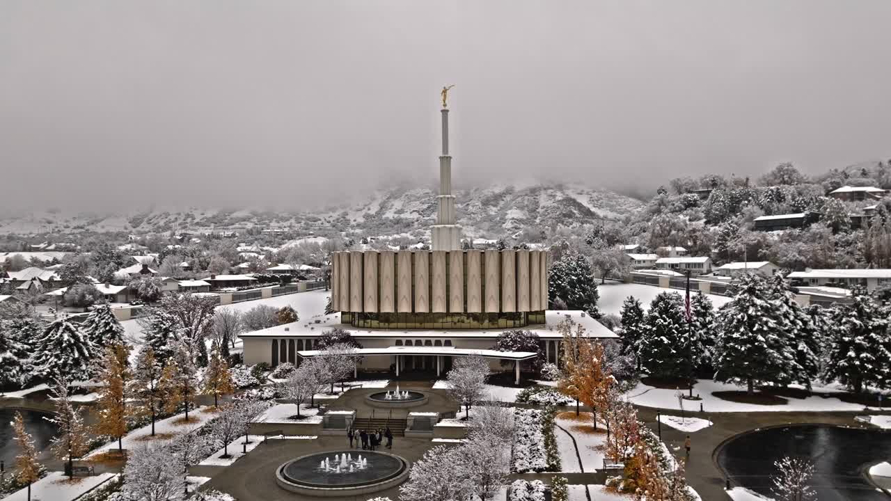 얼굴  ⁇ 도 왼쪽에서 오른쪽으로 눈이  ⁇ 인 프로브 lds 몰몬 성전 구름진 회색 날