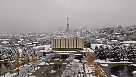 Frontale-Umlaufbahn-Von-Links-Nach-Rechts-Des-Schneebedeckten-Provo-Lds-Mormonentempels-An-Einem-Bewölkten-Grauen-Tag