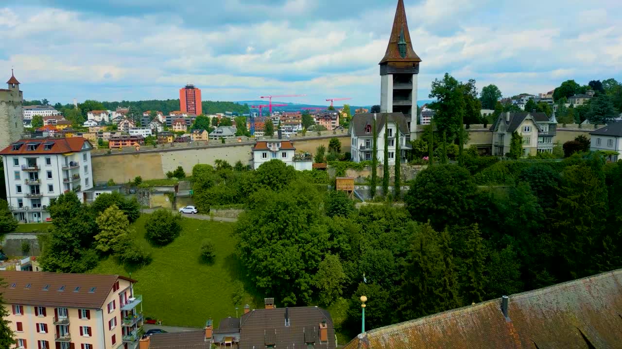 video de avión no tripulado de 4k de la pared musegg cerca del río reuss en lucerna, suiza (alta velocidad)
