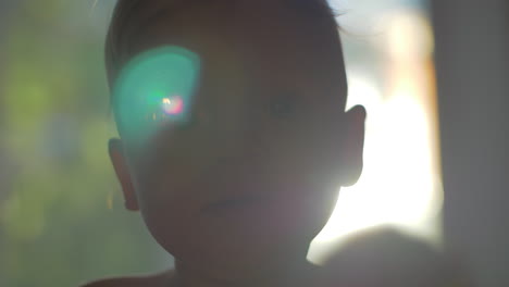 retrato de un niño pequeño contra la luz del sol