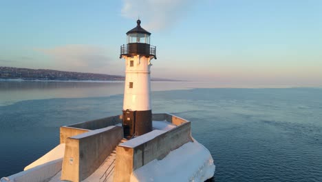 Lighthouse-in-Duluth,-winter-in-Minnesota,-Lake-Superior