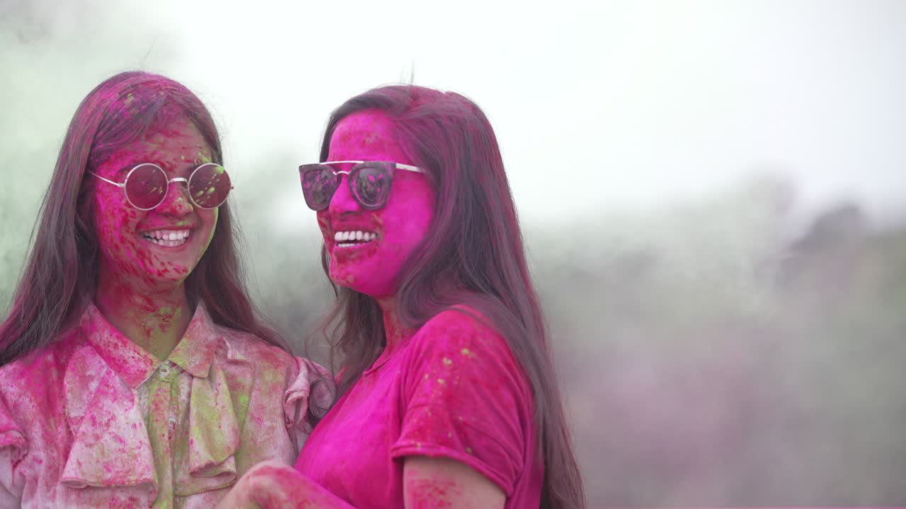 Ragazze che giocano alla celebrazione del Festival Indiano Holi in slow motion.