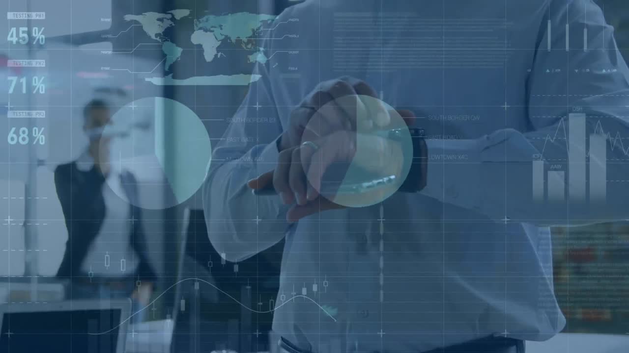 animación de la interfaz infográfica sobre la sección media del hombre que sostiene el teléfono móvil mirando el reloj inteligente