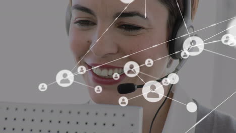 animación de una red de conexiones e iconos sobre una mujer de negocios con auriculares
