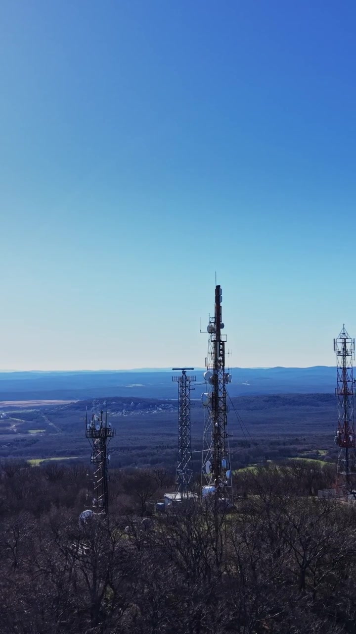 Antenne di comunicazione su una montagna sotto un cielo sereno di giorno
