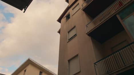 mirando hacia el cielo de los edificios