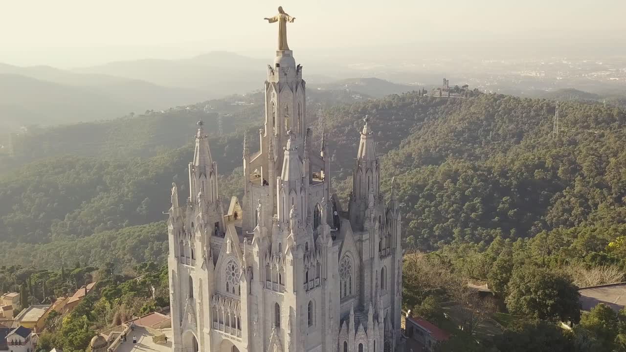 iglesia del tibidabo con estatua de jesus en barcelona