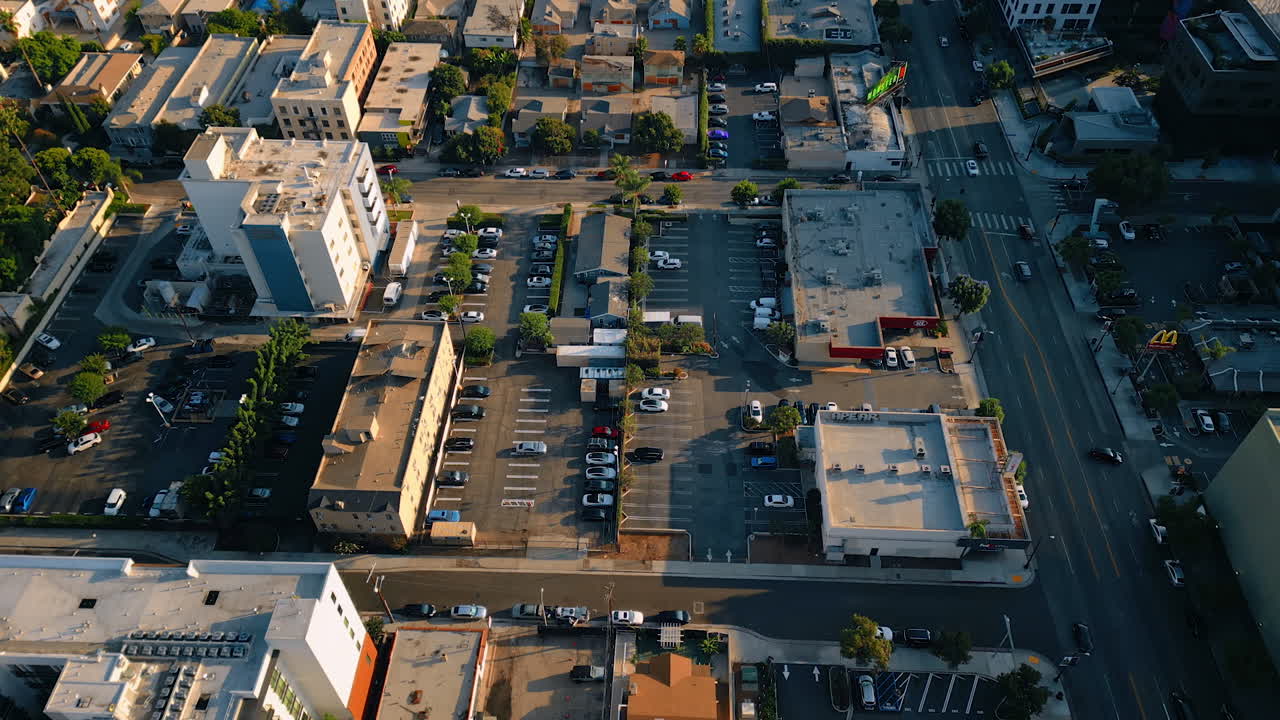 Los Angeles, USA, 29 agosto 2025: quartiere con edifici e parcheggi nel paesaggio urbano. Filmato di un drone sopra il paesaggio urbano di Los Angeles, California, USA