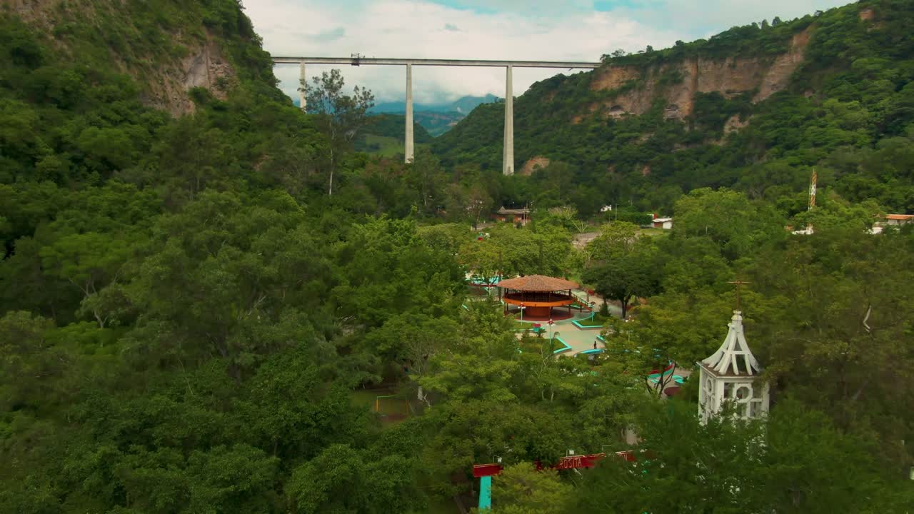 Filmato aereo del chiosco e della piazza centrale di Atenquique, Jalisco, una città isolata