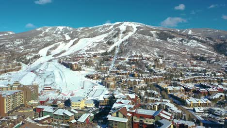 Vista-Aérea-De-Telesillas-Y-Edificios-De-Hoteles-Cerca-De-La-Estación-De-Esquí-Junto-A-La-Montaña-En-Steamboat-Springs,-Colorado