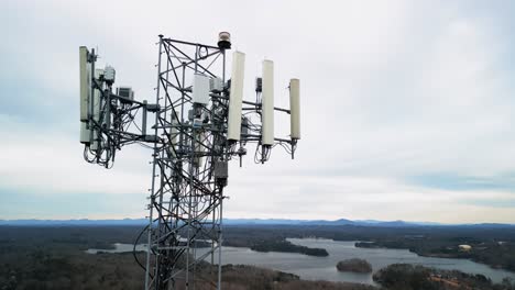 disparo aéreo girando alrededor de la torre de teléfono celular