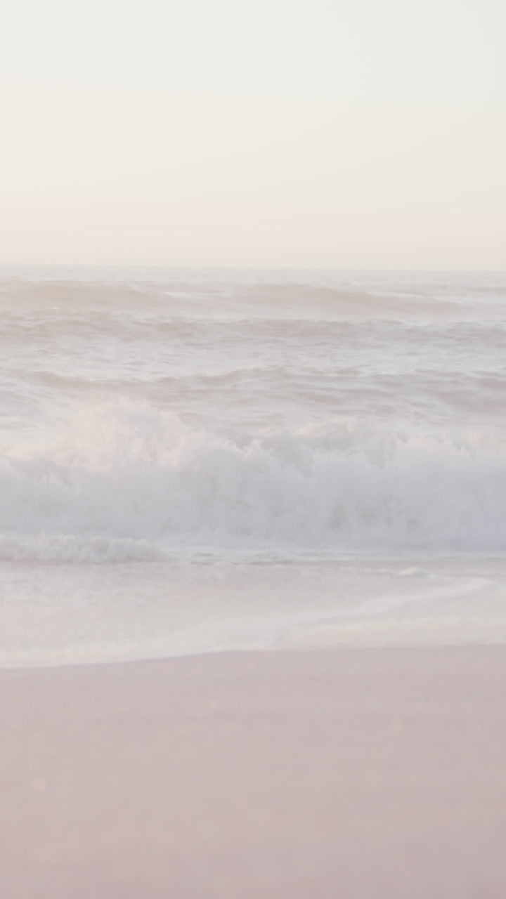 cielo azul y mar con olas en una playa soleada vacía