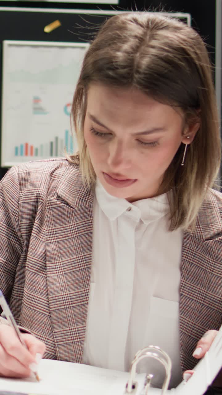 Imprenditrice che lavora in ufficio