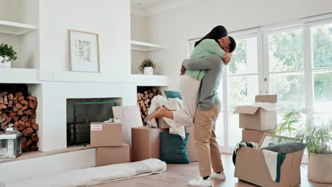 abrazo, pareja y celebrar la nueva casa con una sonrisa