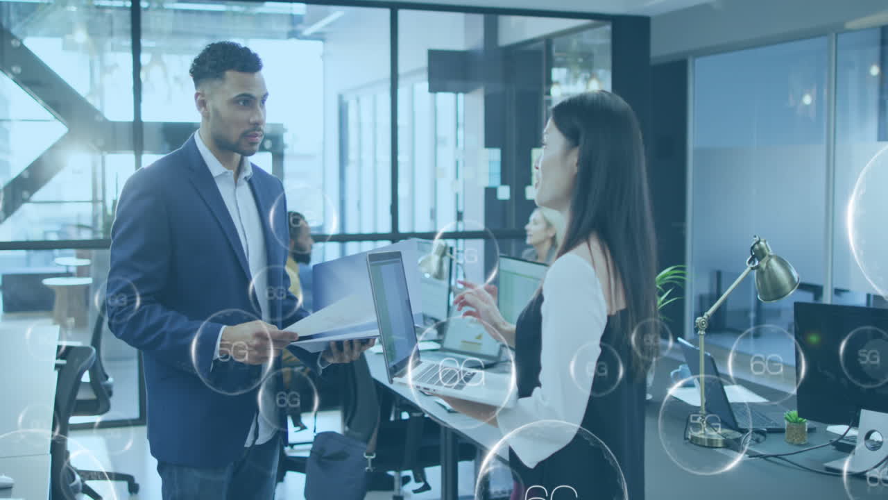 textos 6g y 5g contra diversos colegas de oficina masculinos y femeninos discutiendo juntos en la oficina