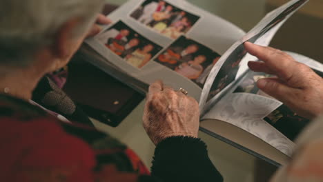 anciana con un álbum de fotos