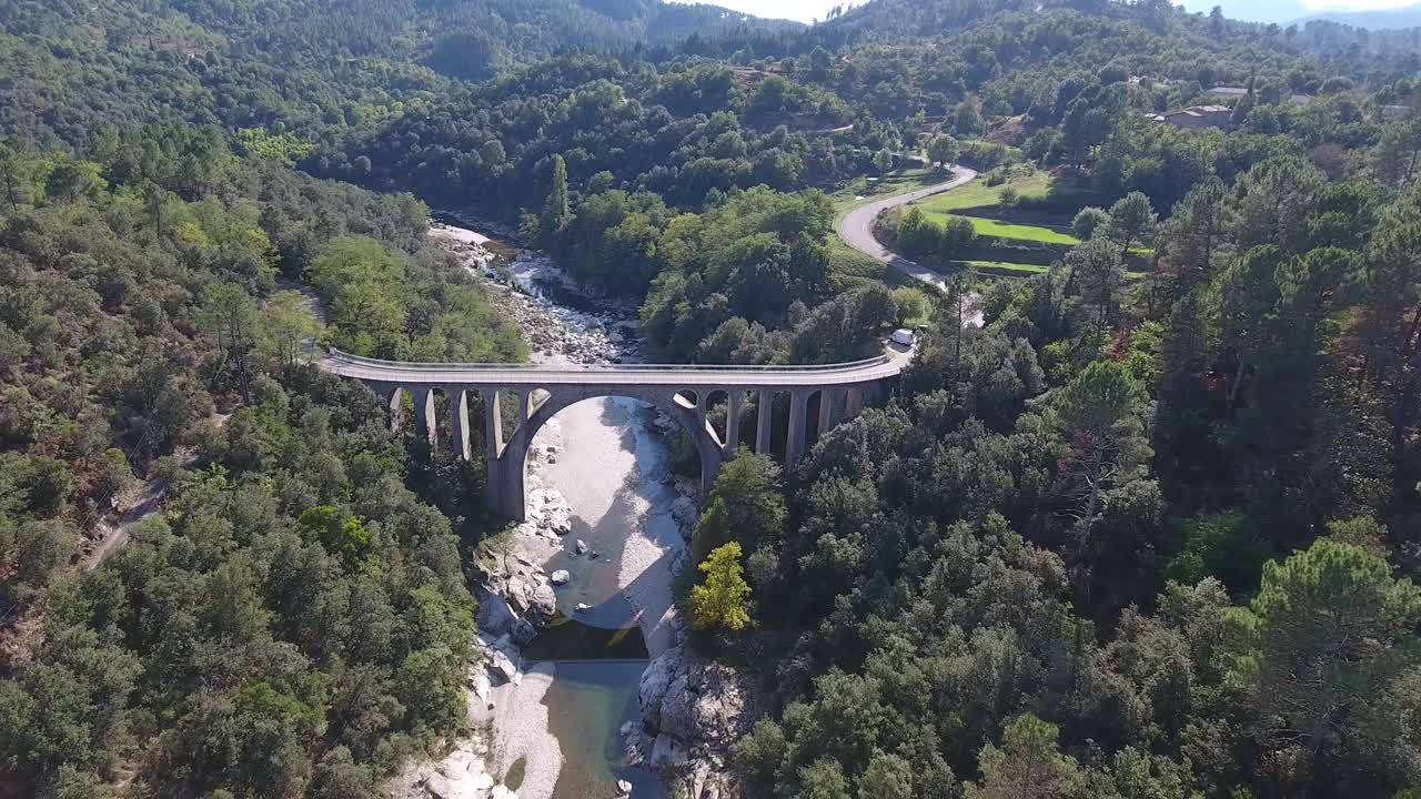 un avión no tripulado volando hacia un puente en el sur de francia.