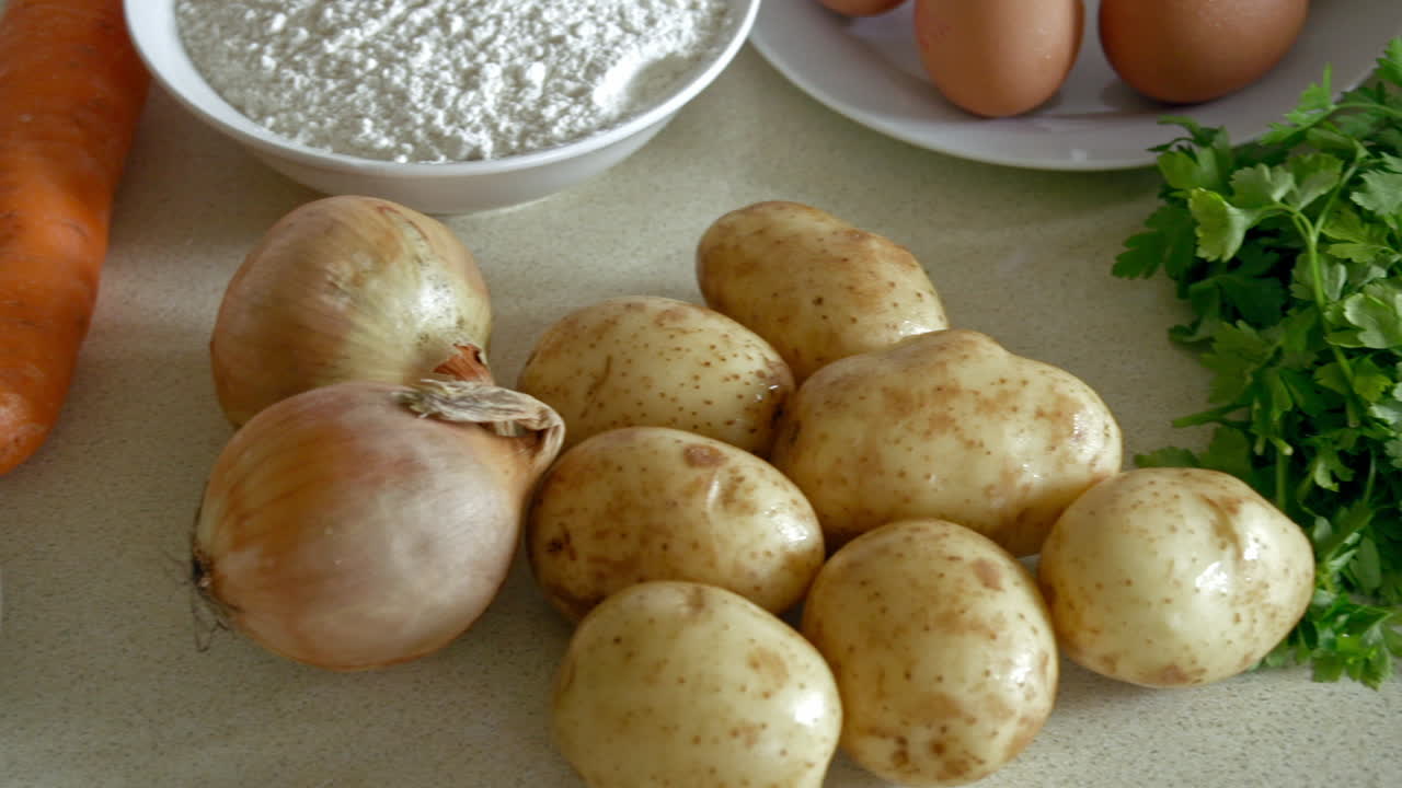 una toma de varios ingredientes y alimentos en una cocina, preparados para cocinar