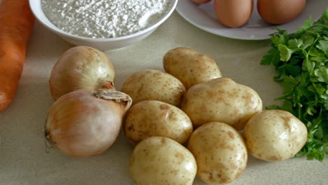 una toma de varios ingredientes y alimentos en una cocina, preparados para cocinar