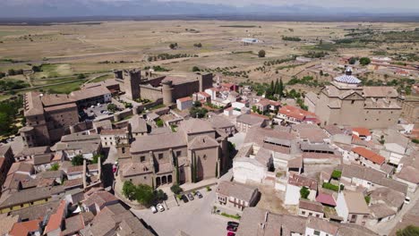 Hotel-De-Lujo-Con-Magníficas-Vistas-Desde-La-Cima-De-La-Colina,-órbita-Aérea