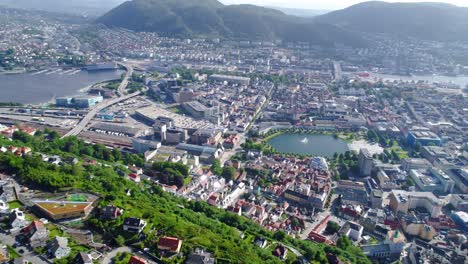 bergen es una ciudad y municipio en hordaland en la costa oeste de noruega. bergen es la segunda ciudad más grande de noruega.