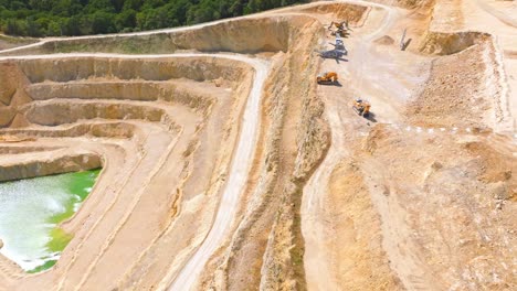 crestas de minas de piedra caliza a cielo abierto y equipos aéreos