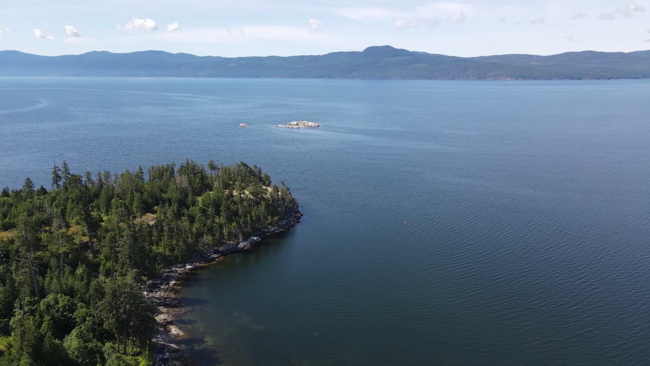 impresionante playa de canoe bay que se extiende hacia el océano abierto a lo largo de la costa del sol de la columbia británica, canadá
