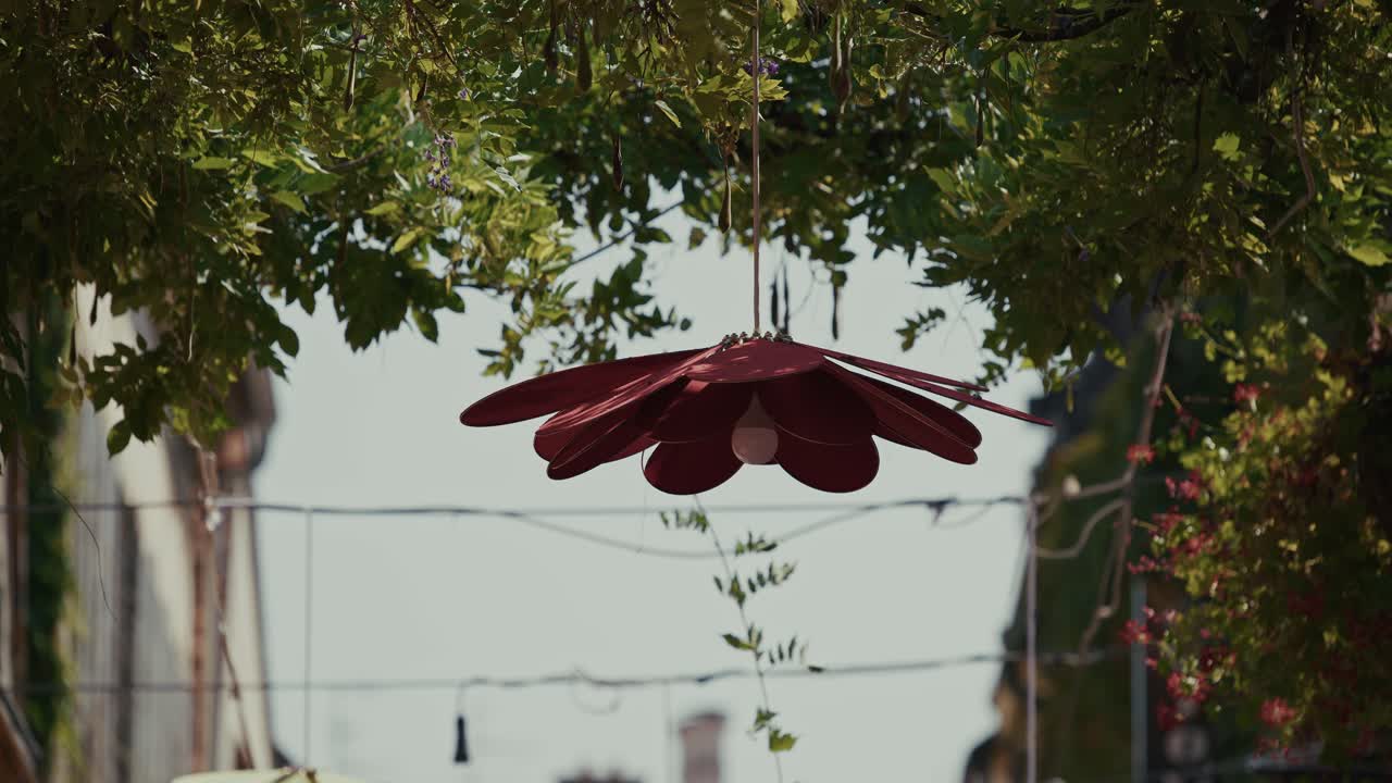 크로아티아의 바라즈딘에 있는 스판시페스트에서 초록색 아래에 있는 은 색의 매달린 장식품의 클로즈업